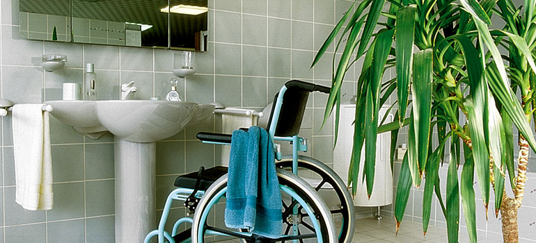 Een rolstoeltoegankelijke badkamer met douche rolstoel.