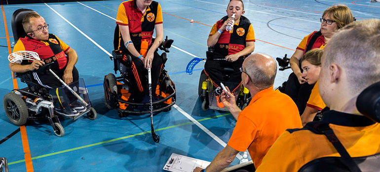 Strategiebespreking in de pauze tijdens de hockeywedstrijd.