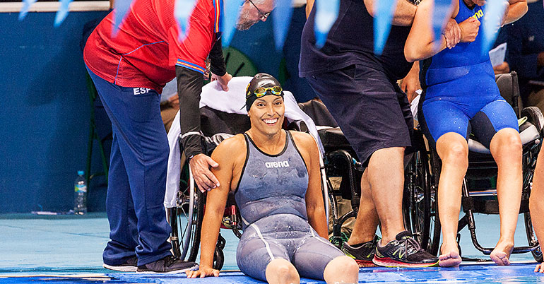 Teresa Perales wordt geholpen uit het zwembad.