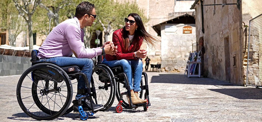 Ultra lichtgewicht rolstoel met gekleurde onderdelen