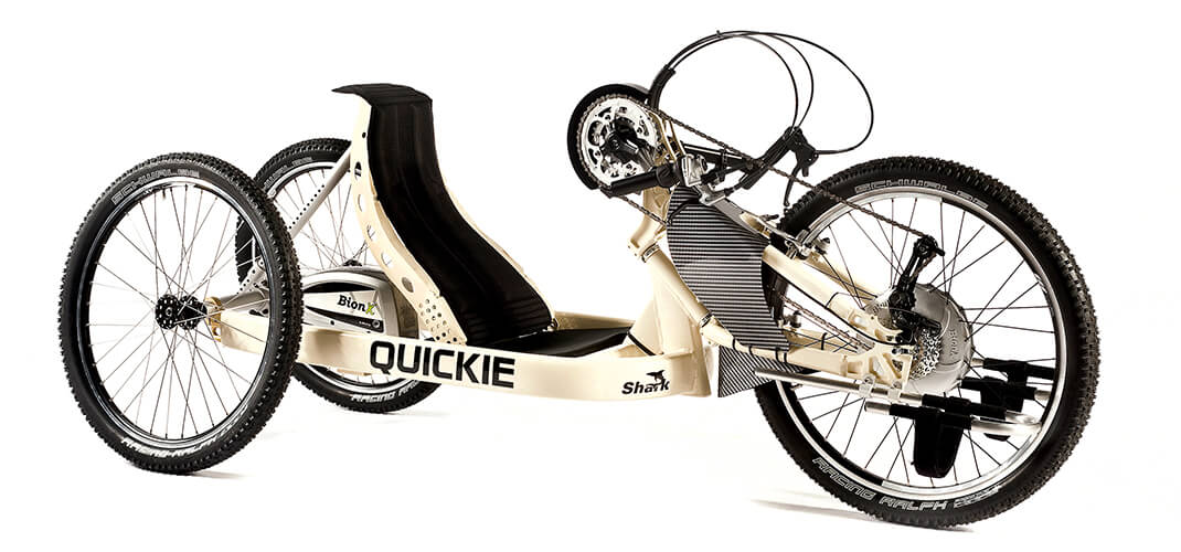 Een omgebouwde Quickie Shark S, zodat de handbike gebruikt kan worden als mountainbike.