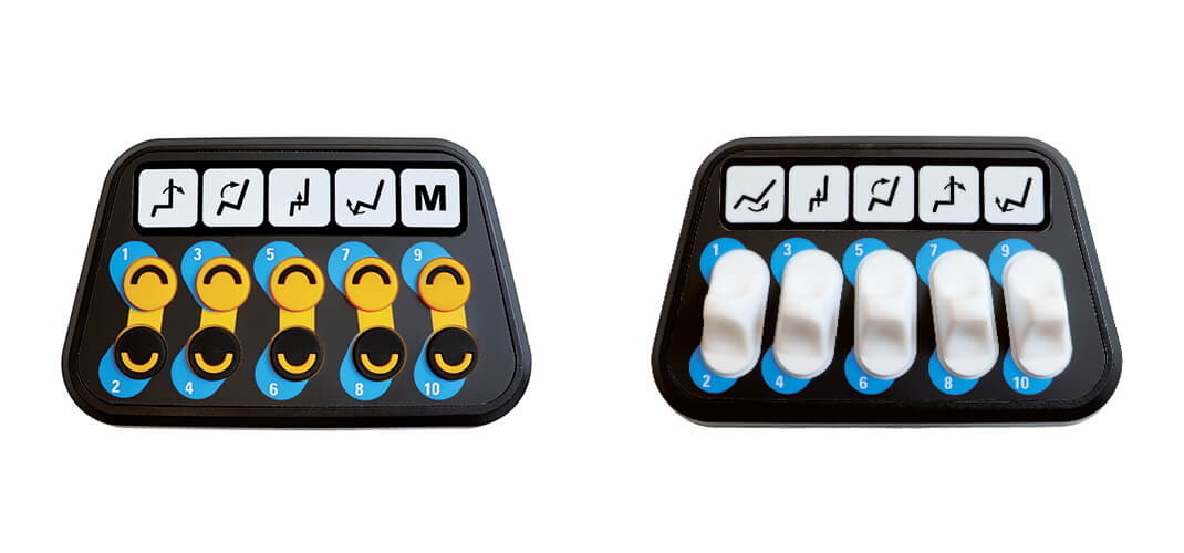 Links een CTRL+5 switchbox met drukknoppen en rechts een CTRL+5 switchbox met tuimelschakelaars. Beide switchboxen zijn standaard voorzien van de spraakbedieningsfunctie.