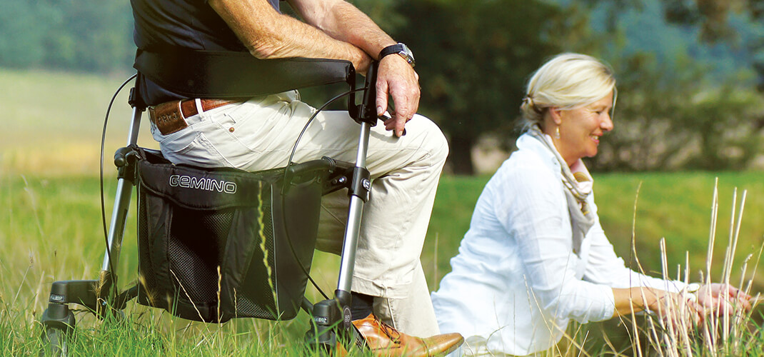 Uitrusten op de rollator met de comfortabele rugsteun.
