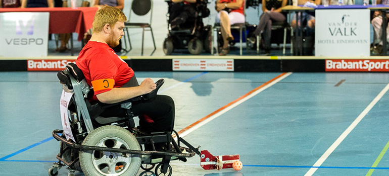 Een E-hockey rolstoel met t-stick.