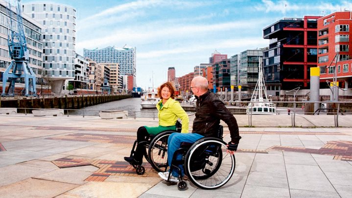 Met de rolstoel de mooie uitzichten van Hamburg verkennen