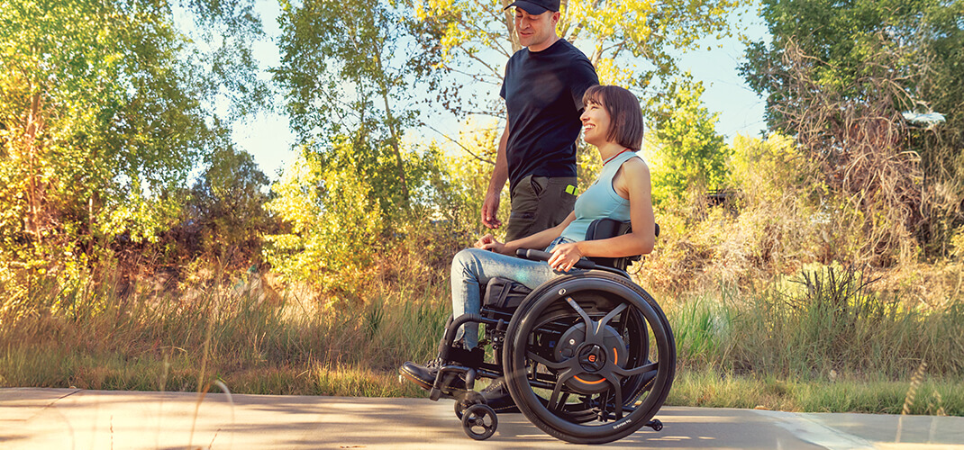De EMPULSE M90 (wielaandrijving) heeft twee bedieningsopties: draadloze joystick voor volledige controle of Speed Controller met hoepel stuurfunctie.
