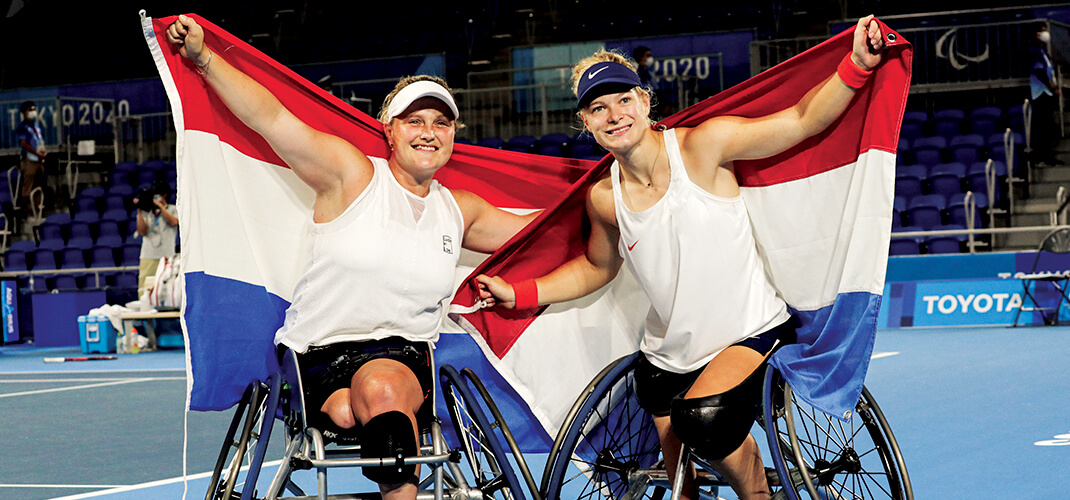 Diede met dubbelpartner Aniek van Koot na hun winst tijdens de finale op de Paralympische Spelen van 2020 in Tokyo.