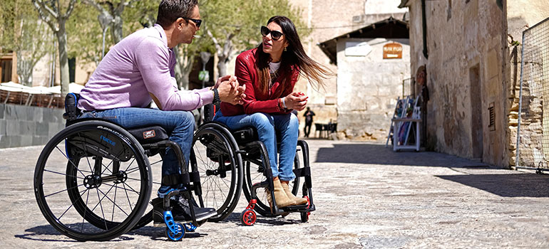 Ultra lichtgewicht rolstoel met gekleurde onderdelen