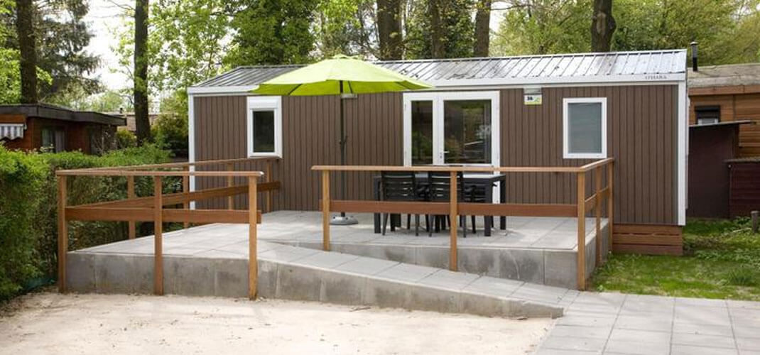 Een rolstoeltoegankelijke chalet op Camping Het Wieskamp.