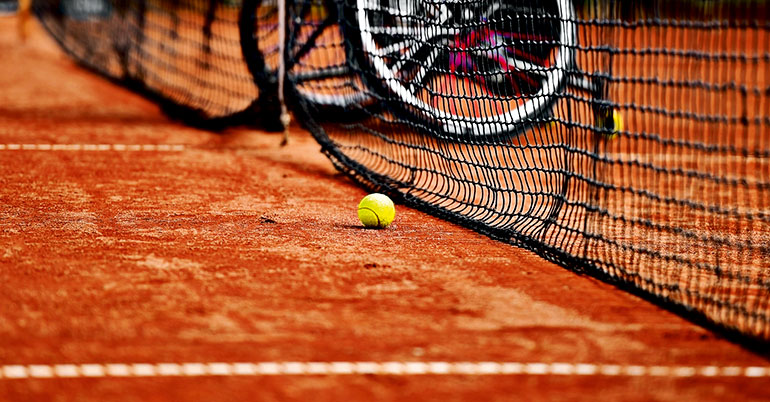 Tennisbal op het gravel.