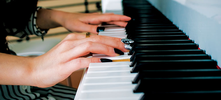 Muziektherapie: Piano spelen.