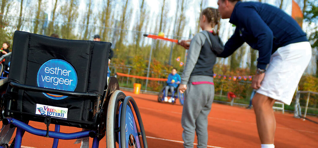 Het stimuleren van aangepast sporten voor volwassenen en kinderen met een handicap.