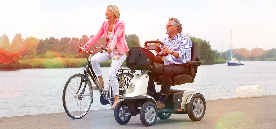 Scootmobiel met 4 wielen voor veiligheid en meer stabiliteit.
