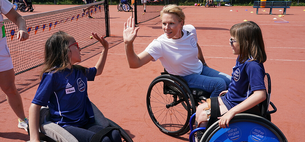 Een rolstoelsport clinic voor kinderen door de Esther Vergeer Fountdation.