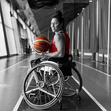 Tara Llanes in actie