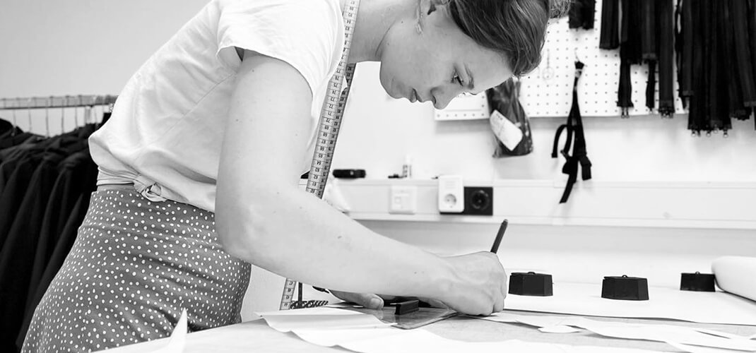 Alicia bezig met het uittekenen van de patronen op patroonpapier.