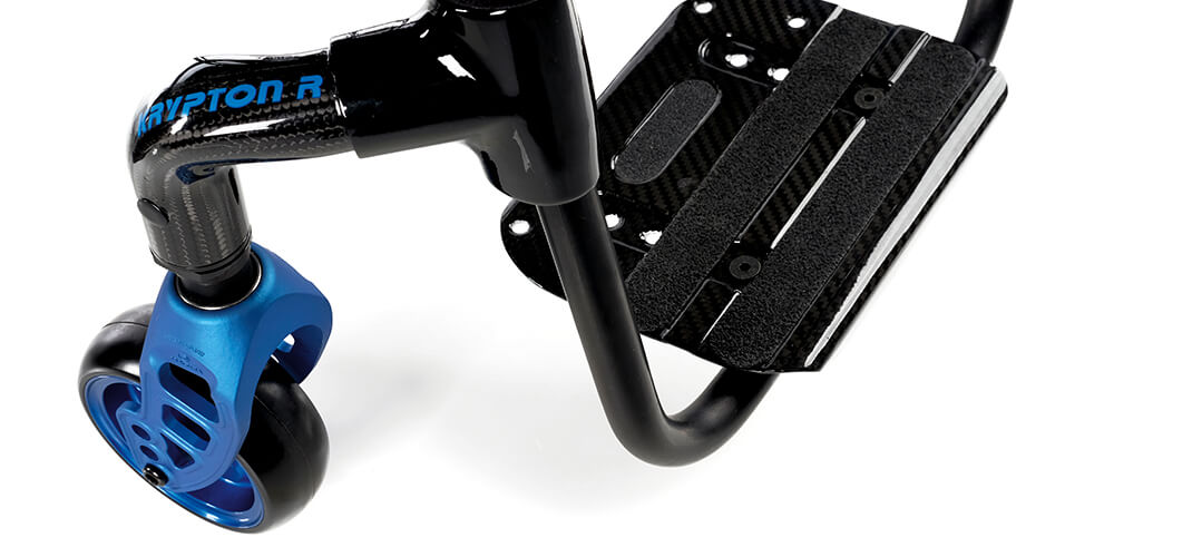 Gekleurde onderdelen op een handbewogen lichtgewicht rolstoel.