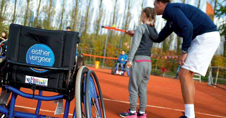 Het stimuleren van aangepast sporten voor volwassenen en kinderen met een handicap.