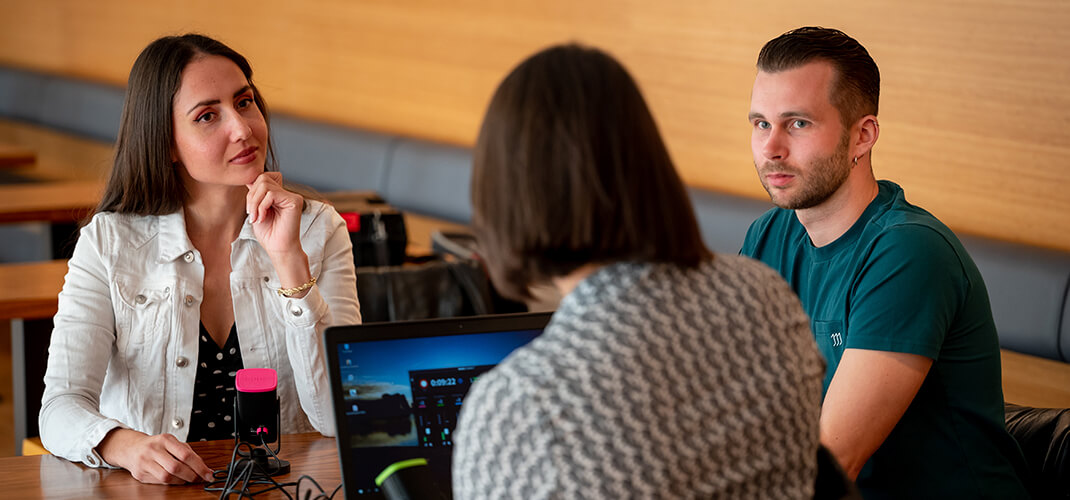 De Dwarsliggers aan het werk met het maken van een podcast.