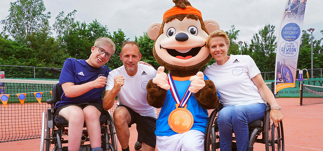  Esther Vergeer druk bezig met haar Esther Vergeer Foundation door een rolstoelsportclinic te geven..