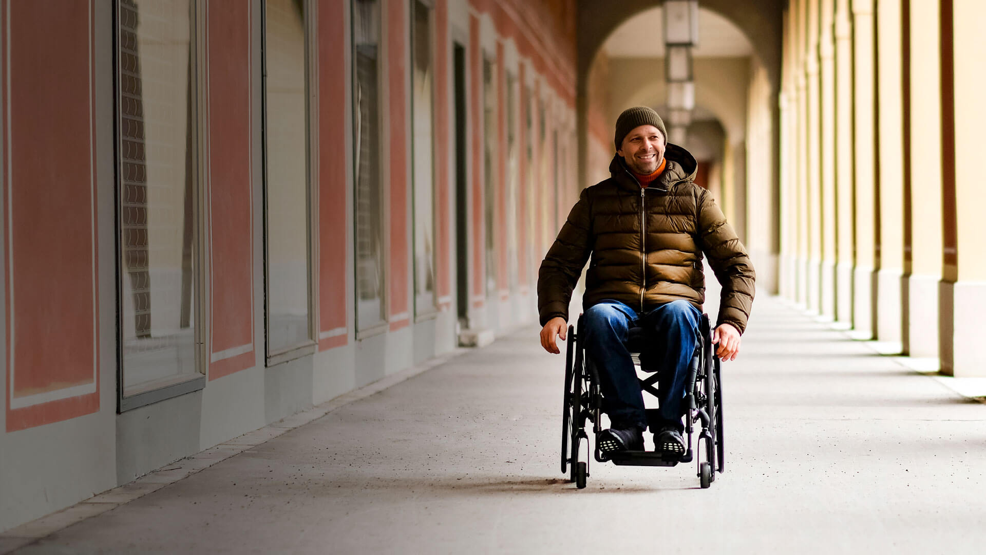 Het gevoel van een vastframe, met een vouwframe rolstoel