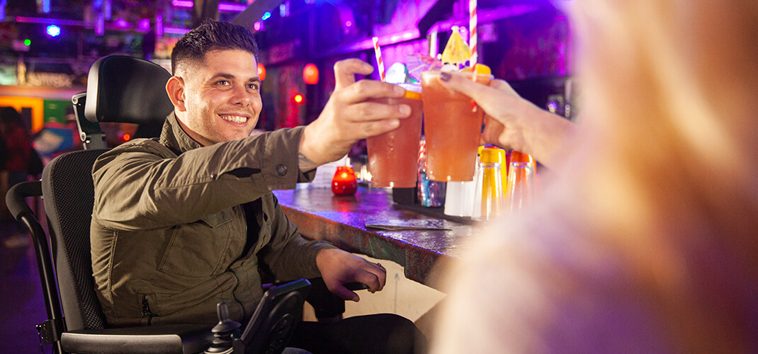 Een toast op een geweldige avond tijdens date night!
