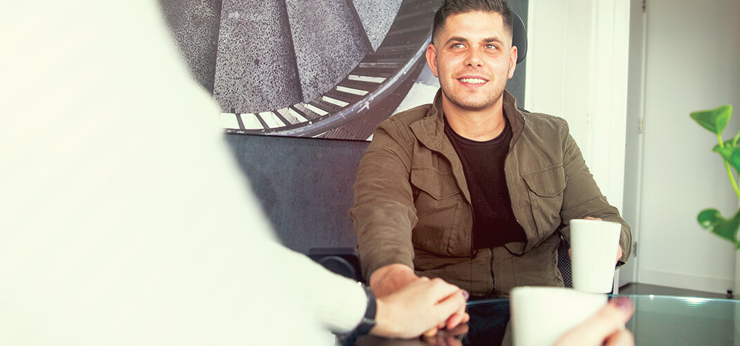 Elkaars handen vasthouden tijdens de date.