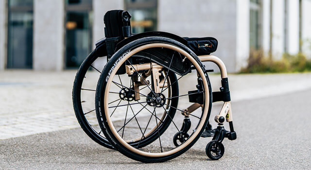 QUICKIE QS7 X rolstoel in een buitenomgeving