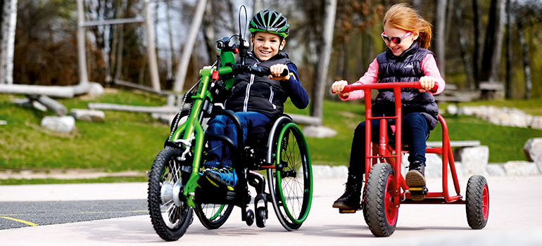 Fietsen in de speeltuin.