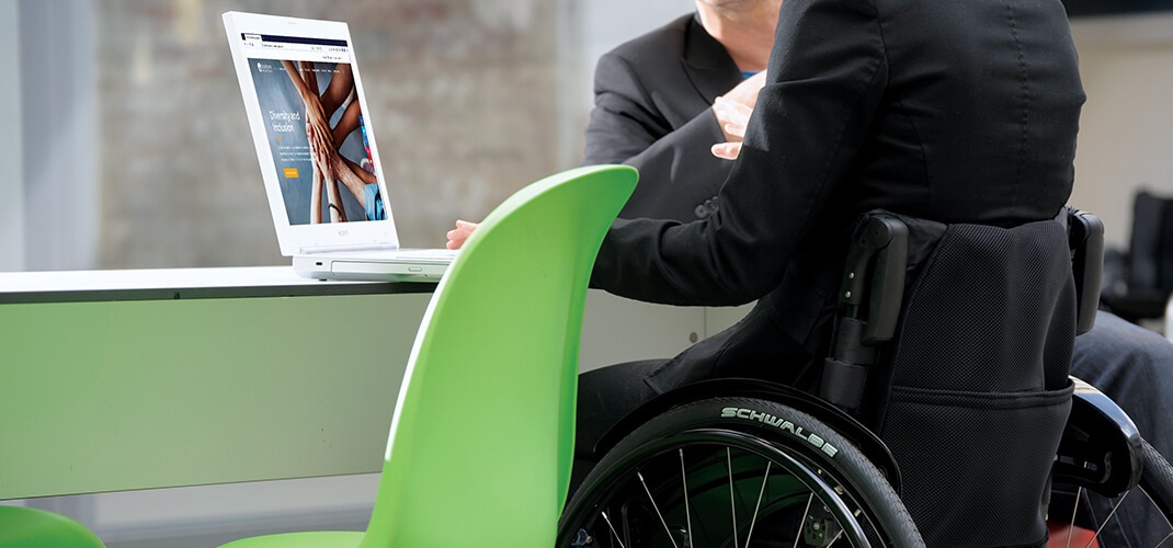 Aangepast bureau voor de rolstoel