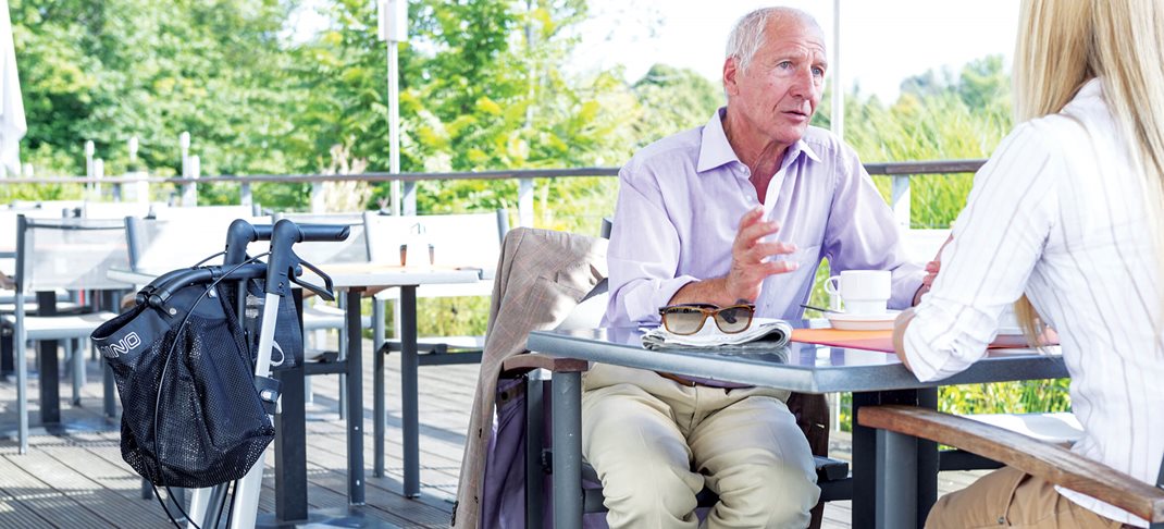 Koffie drinken tijdens het wandelen met de Parkinson rollator.