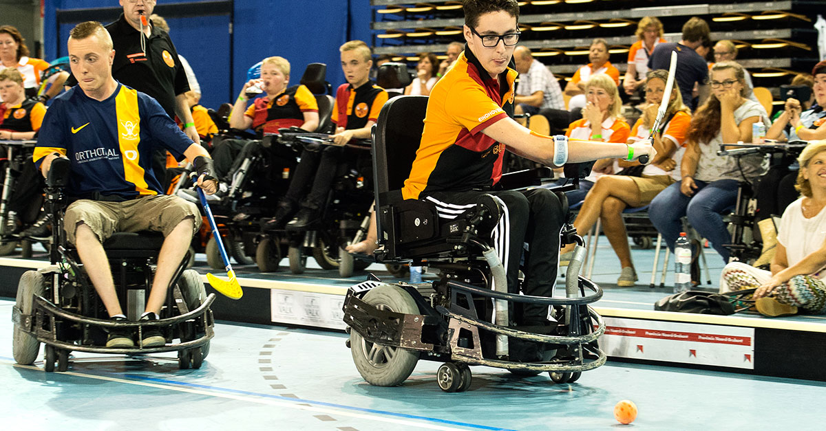 Hoe speel je elektrisch rolstoelhockey en waar kan je het doen?