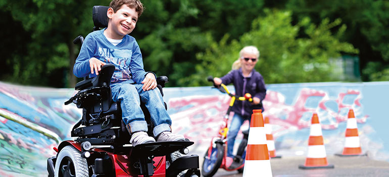 Slalommen met je elektrische kinderrolstoel.