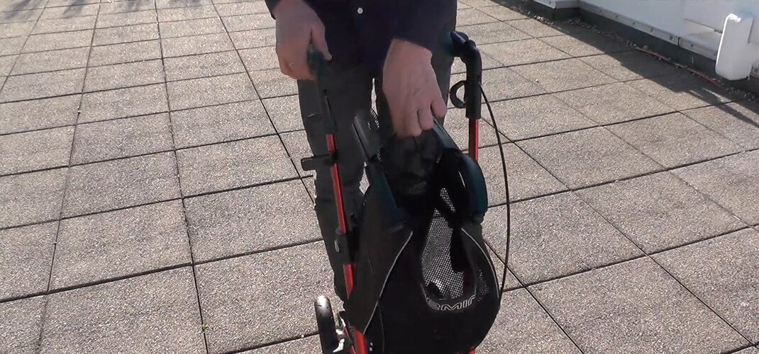 Stap 4: Vouw de rollator tot je een klik hoort.