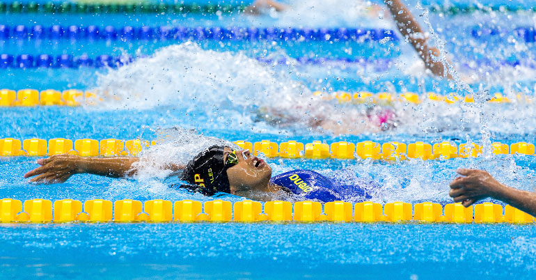 Teresa Perales met de rugslag.