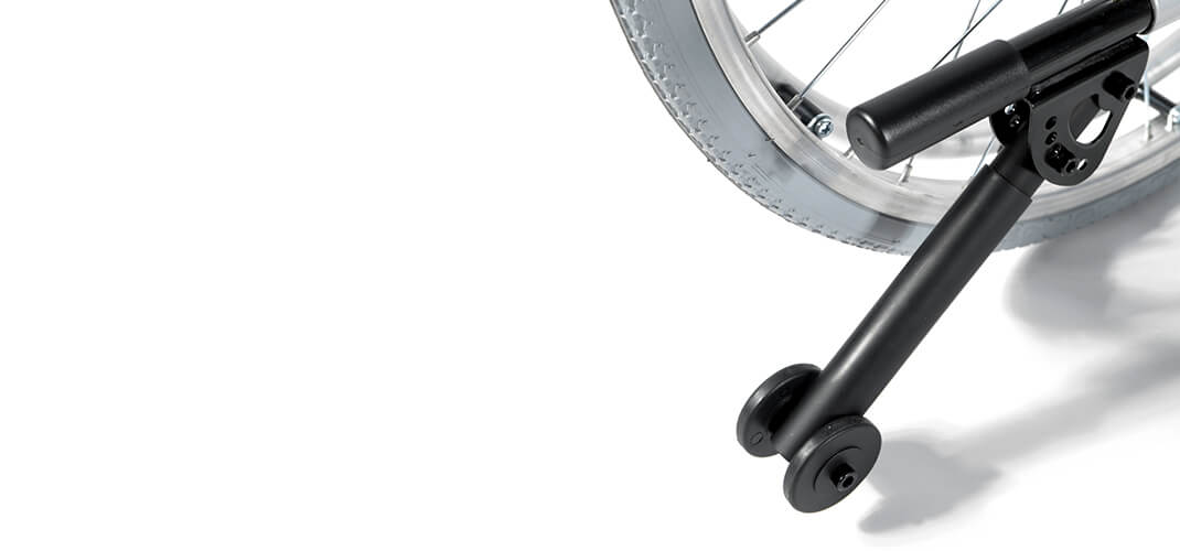 Anti-tip systeem op een standaard rolstoel voor meer veiligheid.