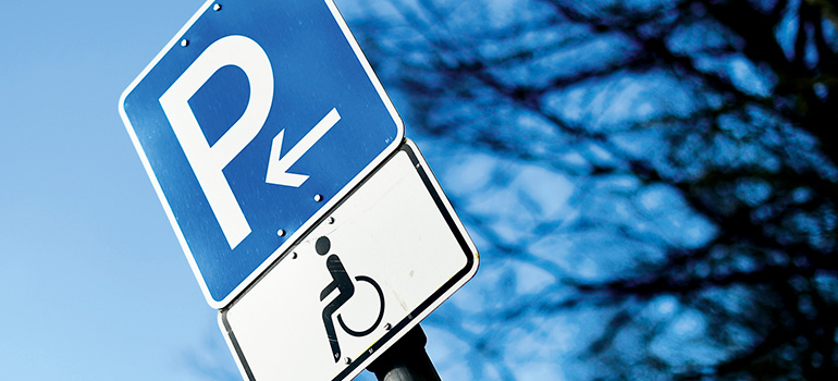 Parkeerbord voor een gehandicaptenparkeerplaats