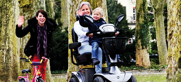 Oma op stap met dochter en kleindochter.