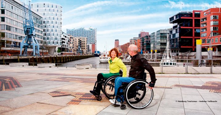 Met de rolstoel de mooie uitzichten van Hamburg verkennen