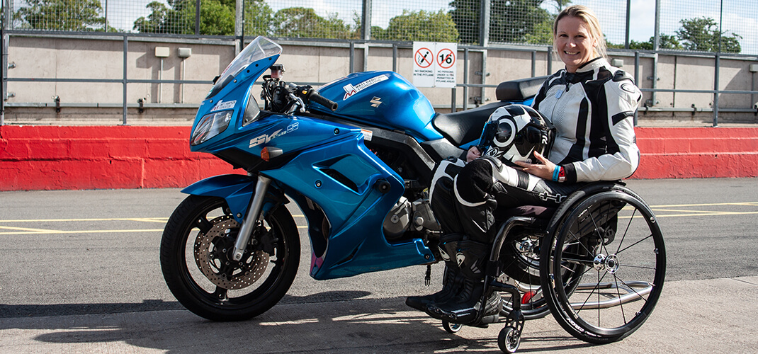 Clair Lomas met haar aangepaste motor.