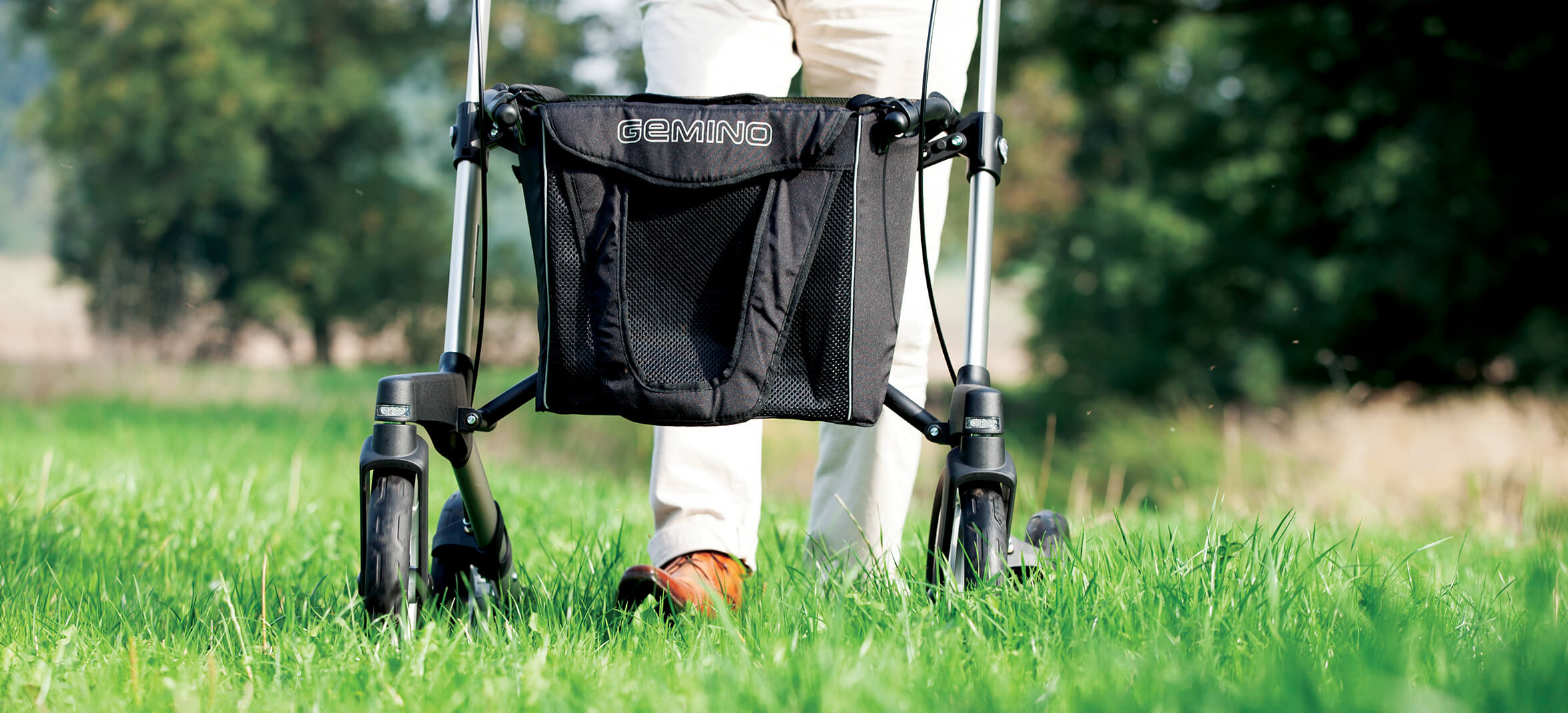 Lopen met ondersteuning van een rollator.