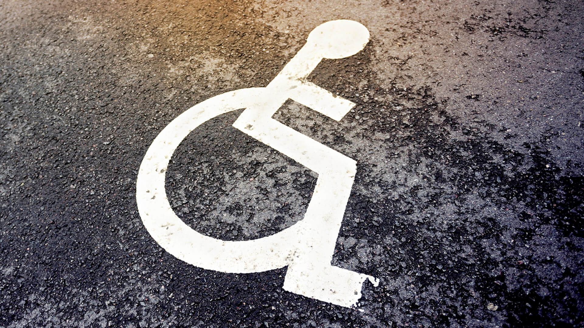 Hoe regel je een gehandicaptenparkeerplaats voor de deur?