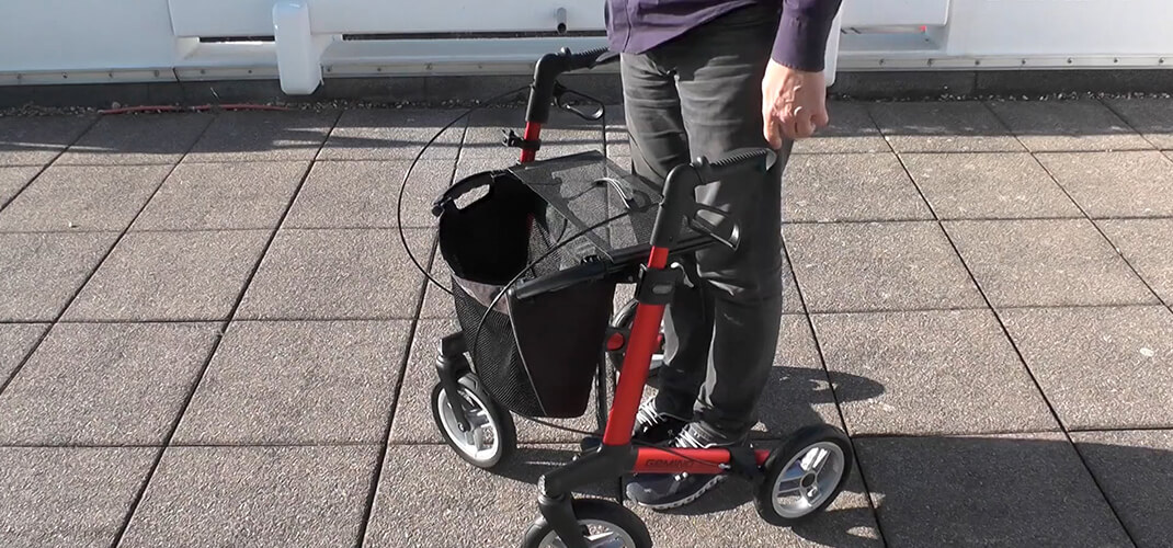 Stap 1: Ga achter de rollator staan.