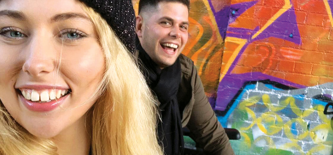 Samen een selfie maken als herinnering aan de leuke date.